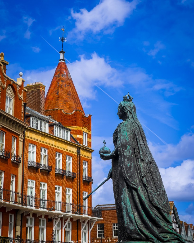 Harte & Garter Hotel & Queen Victoria Statue